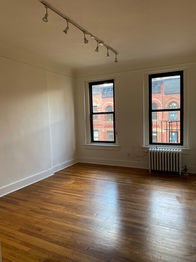 Foto del edificio - 318 E 93rd St