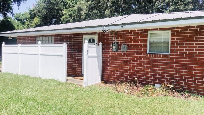 Foto del edificio - 3033 Parkwood Dr