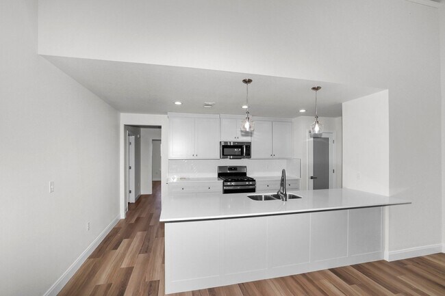 Foto del edificio - 7624 Woodford Ave