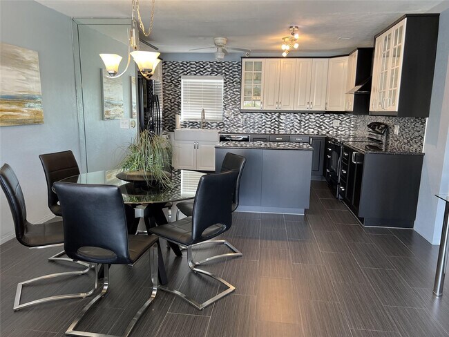 Foto del edificio - 999 N Riverside Dr