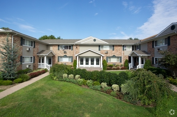 Building Photo - Fairfield Gables At Babylon Village