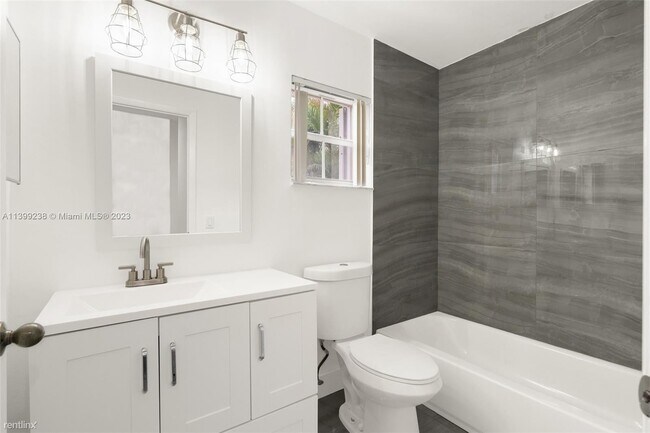 Building Photo - 3 br, 2 bath House - 224 E Bayridge Dr