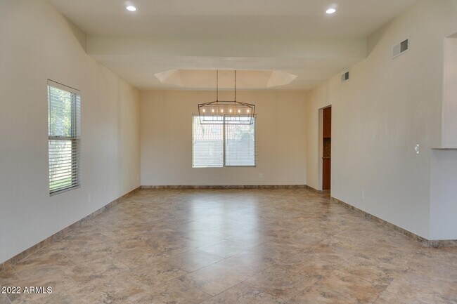 Building Photo - 5619 E Paradise Ln