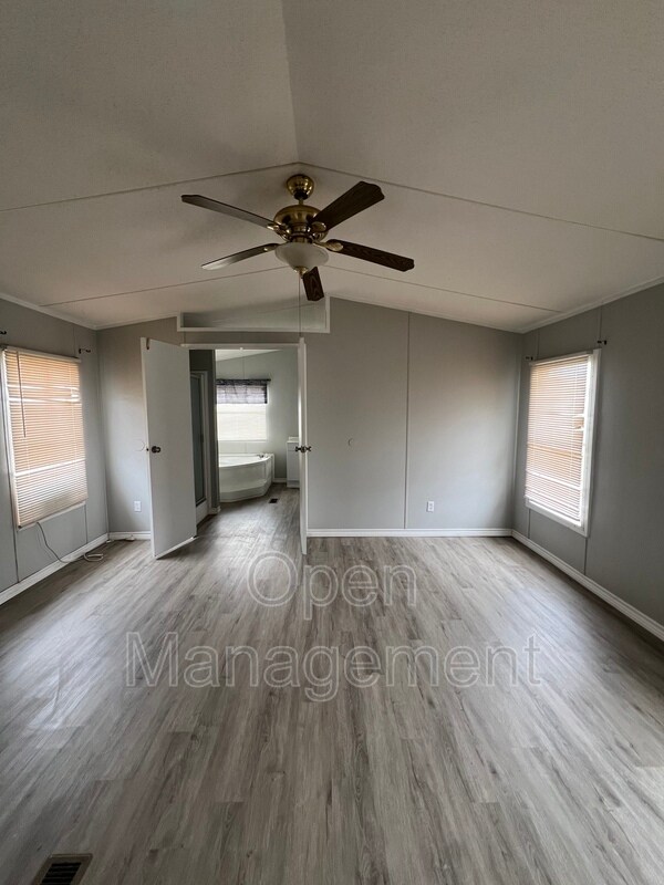 Building Photo - 2978 Sunlake Dr