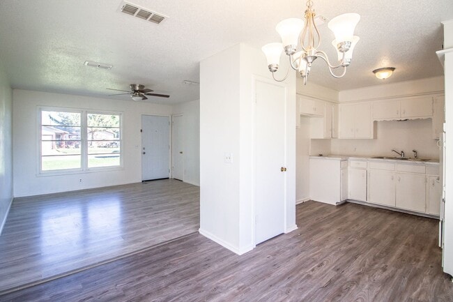 Building Photo - 3 Bedroom 1 Bathroom house with lots of charm!