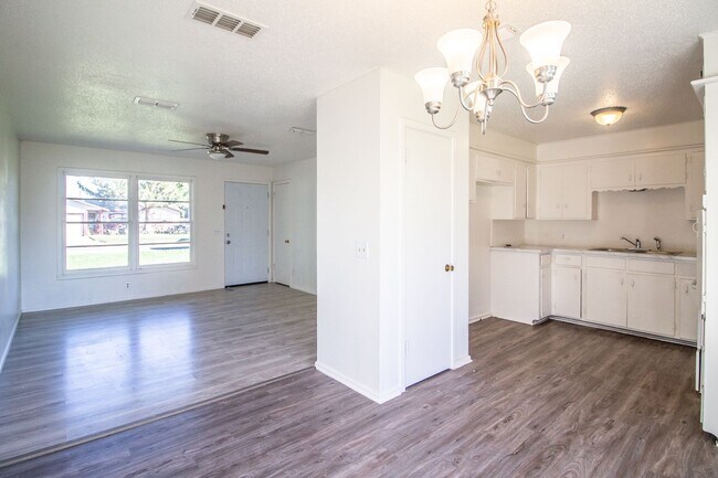 Foto del edificio - 3 Bedroom 1 Bathroom house with lots of charm!