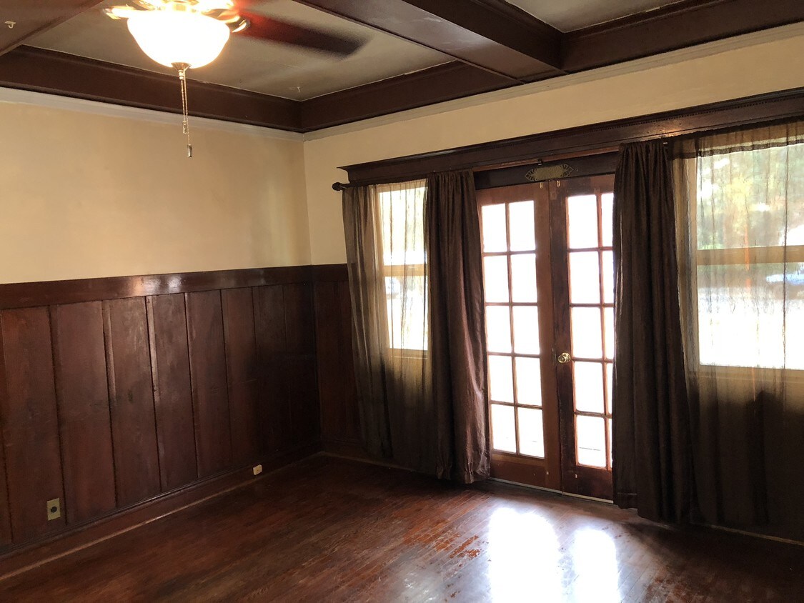 Living room - 504 Cooper Ave