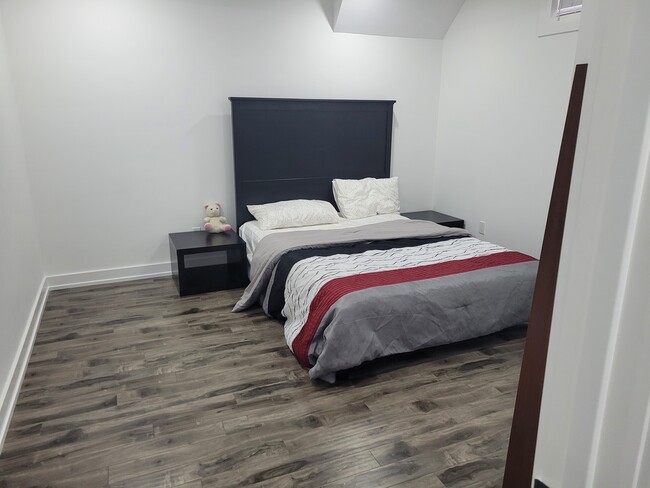 second bedroom - 338 Thornton Rd N