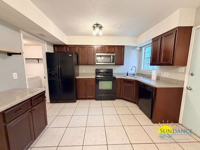 Building Photo - End-Unit Townhome located between Hurlburt Field and Eglin AFB w/ Fenced Yard!