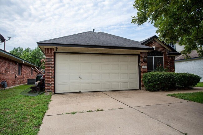 Building Photo - 802 Luke Ln