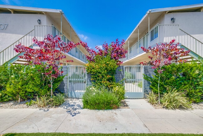 Entrada - Charming Courtyard Apartments in West Adam...