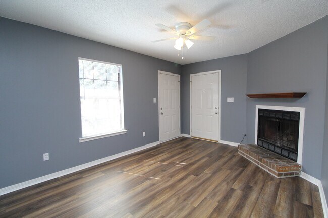 Foto del edificio - Updated 2BR/2BA North Pensacola Apartment with Wood-Look Flooring, Private Fenced Patio & Washer/...