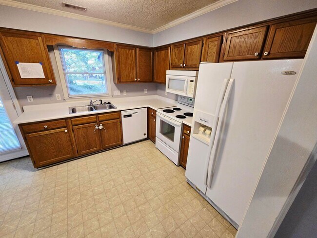 Building Photo - COMING SOON!!! Great 2 Bed 1 Bath in MEBAN...