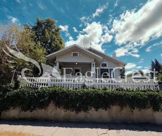 Building Photo - Rent Reduced! Beautifully Renovated Historic 3 Bedroom Home $200.00 Off 2nd Months Rent!!!