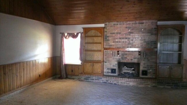 Foto del edificio - 3 car garage, corner lot, huge living with fireplace and covered patio in Moore School district