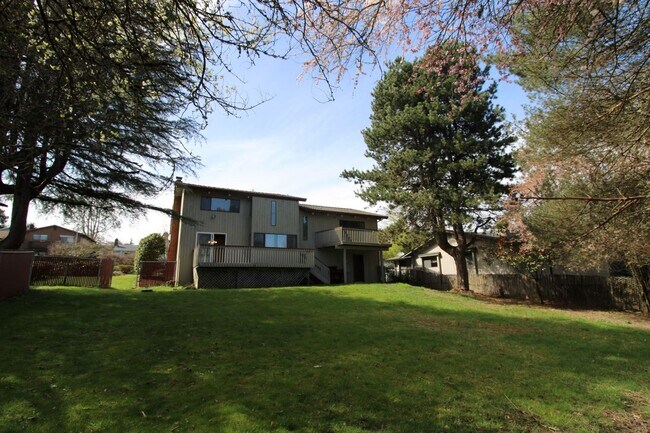 Foto del edificio - SPACIOUS 3+ BEDROOM SALMON CREEK/MOUNT VISTA MULTI-LEVEL HOME WITH LARGE FENCED YARD!