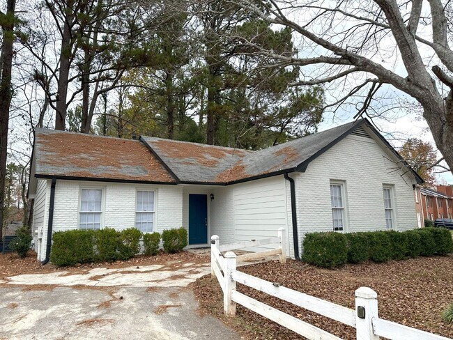 Foto del edificio - Newly renovated! 3 bed, 2 full baths, larg...