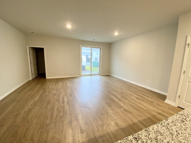 Foto del edificio - Three Bedroom Townhome w/ Garage in Mill C...