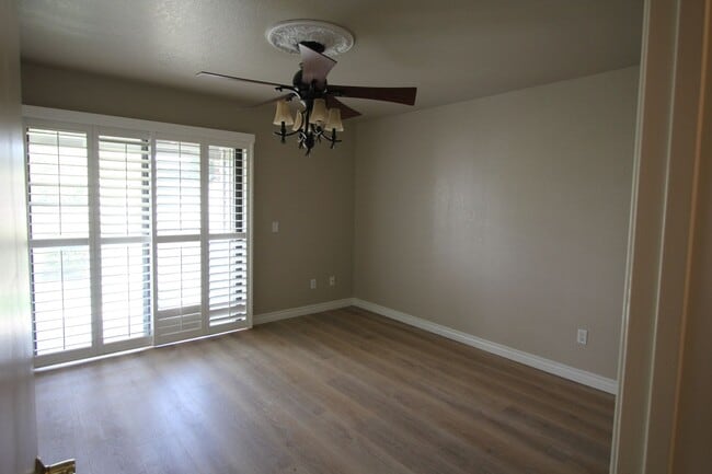 Building Photo - Kroll Way #115