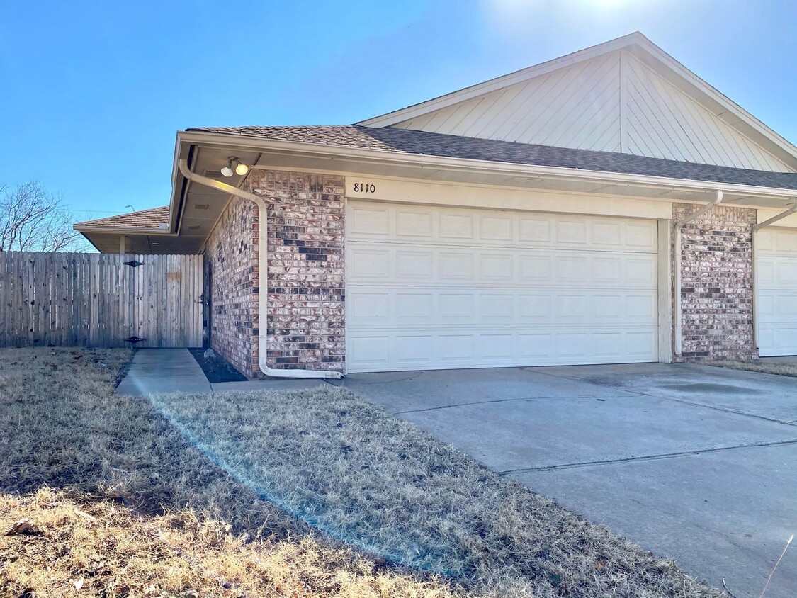 Foto principal - Nice 3 Bed 2 Bath in NW OKC