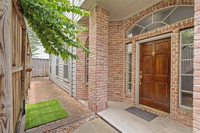 Building Photo - 612 Detering St