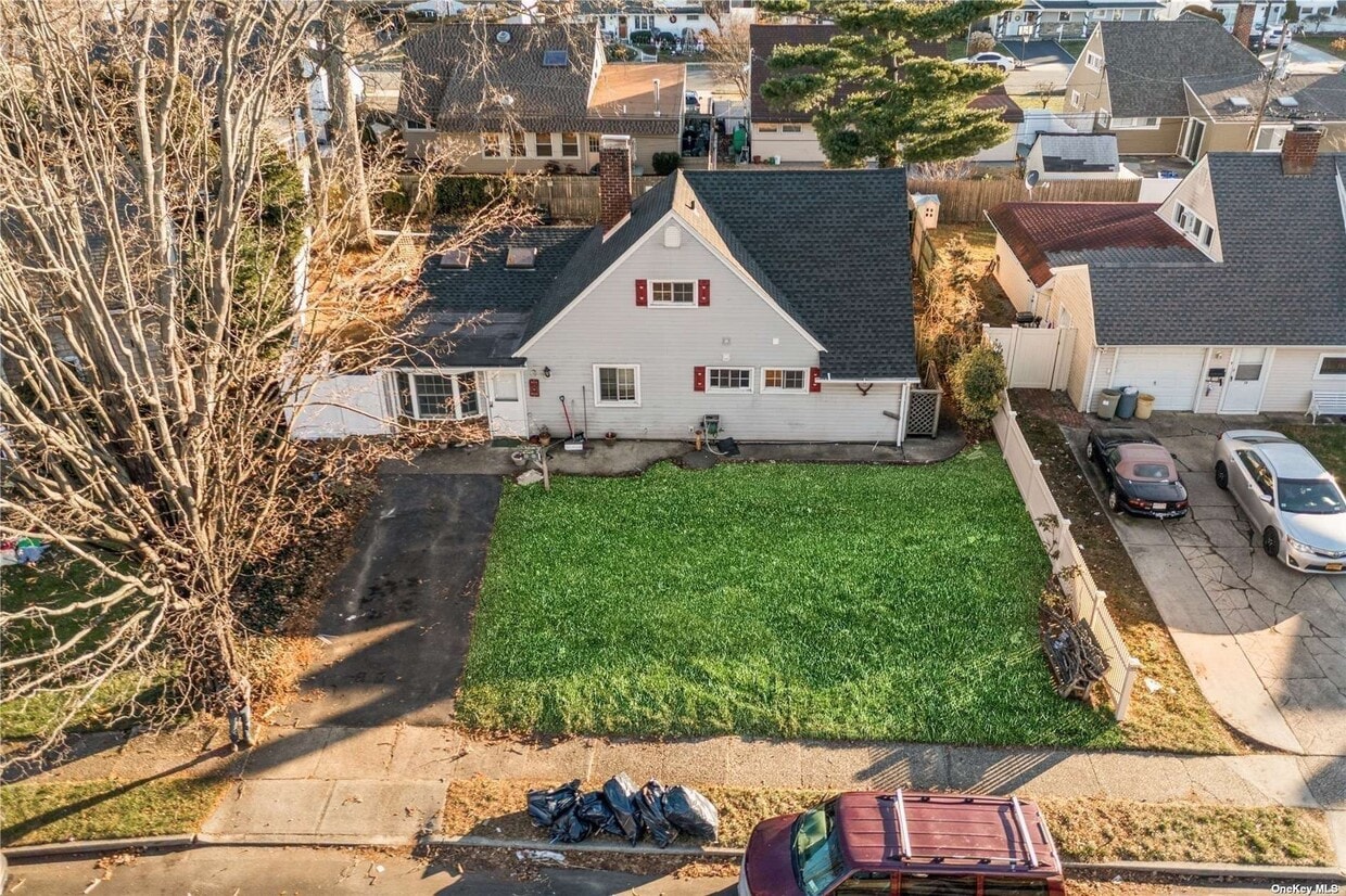 Primary Photo - 11 Cloister Ln