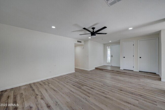 Foto del edificio - 7113 W Sunnyside Dr