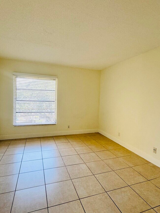 Foto del edificio - 480 NW 20th St