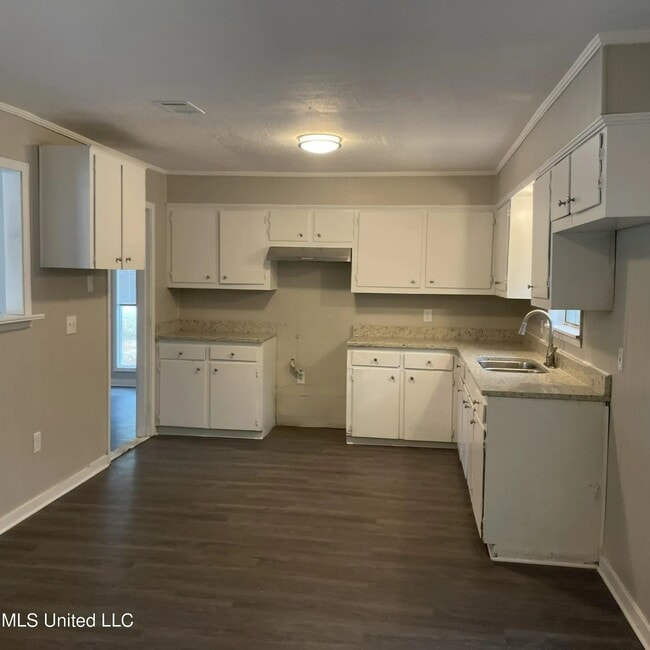 Building Photo - 195 Hayes Dr