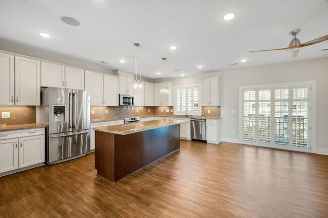 Foto del edificio - Spacious 3 Bedroom Condo with 1-Car Garage in Henrico – Available August 1st – $2,695/mo