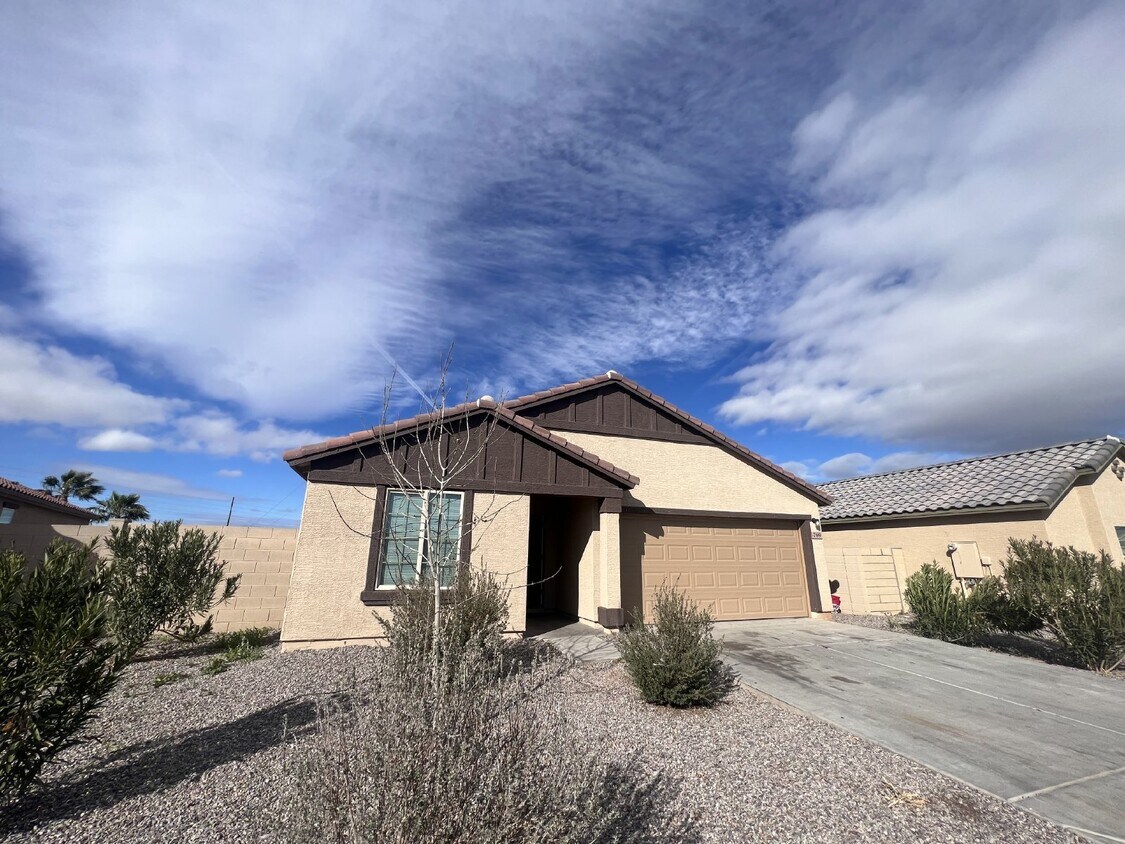 Foto del edificio - Spacious 4-Bedroom Home in Casa Grande wit...
