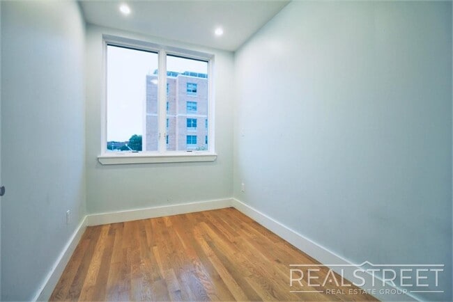 Building Photo - Large 2.5 Bed + LAUNDRY In Unit & Roof Deck!