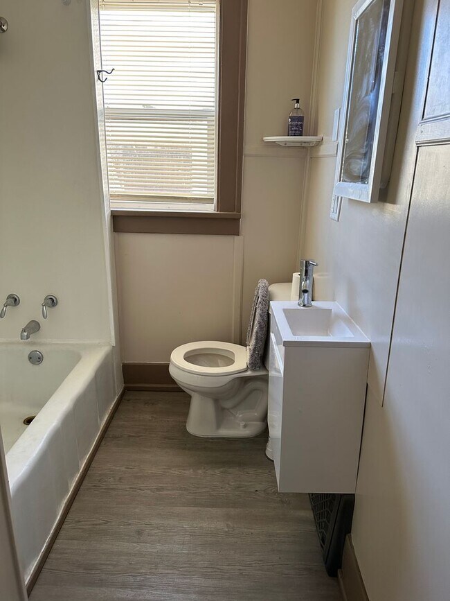 Building Photo - 221
