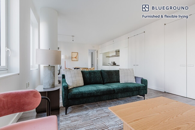 Foto del edificio - 70 W 45th St