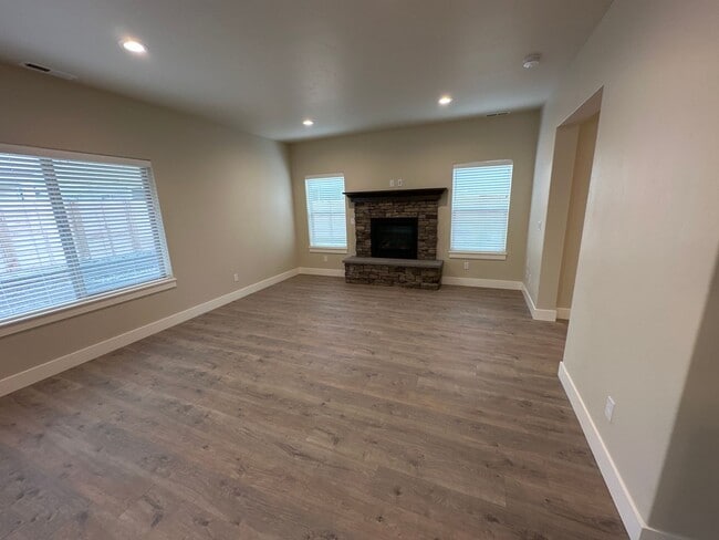 Building Photo - **$500 Off First Month's Rent** Newer SE Bend House w/A/C, 3 Bdrms, 2.5 Baths, 2160 Sq Ft, EVO OU...