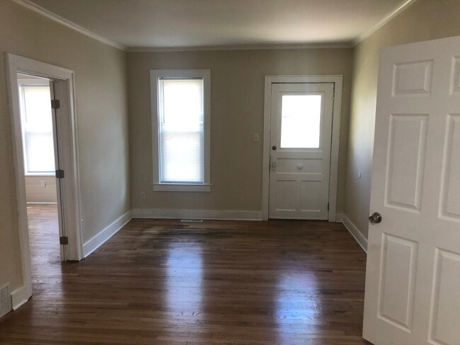 Large living room - 119 James St