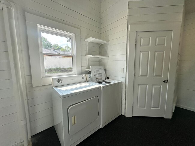 Building Photo - 2 Bedroom One Bath Lake House