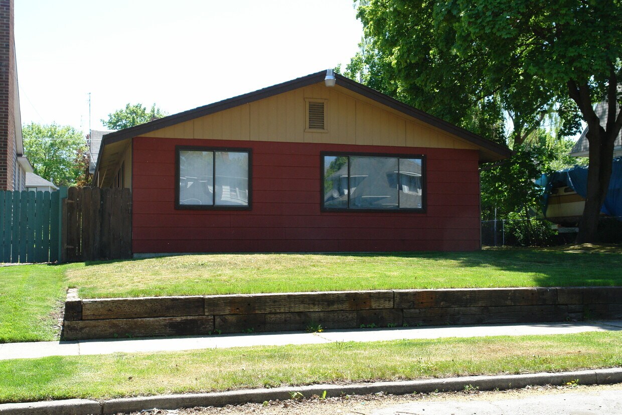 Building Photo - 1211 W Augusta Ave