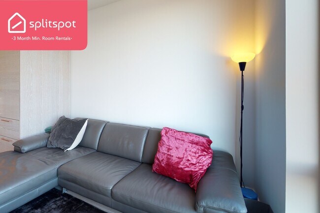 Building Photo - Private room in 2 bedroom Brooklyn Apartme...