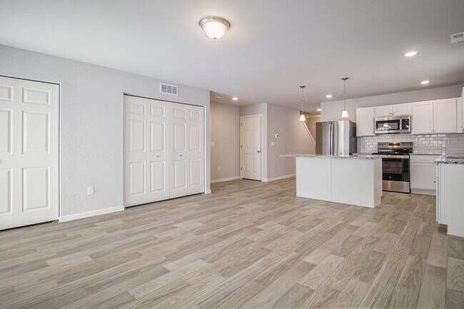 Building Photo - 215 Creek Pointe Cir