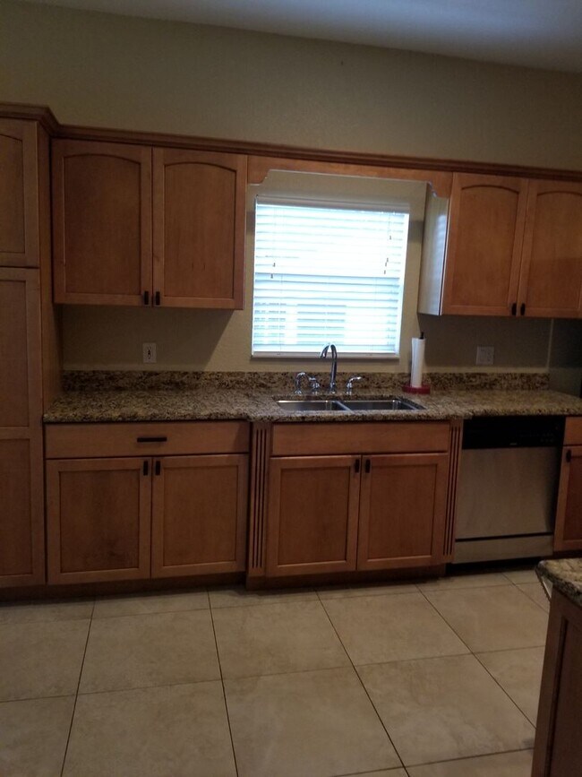 Foto del edificio - THREE BEDROOM NORTHEAST ST. PETERSBURG HOME