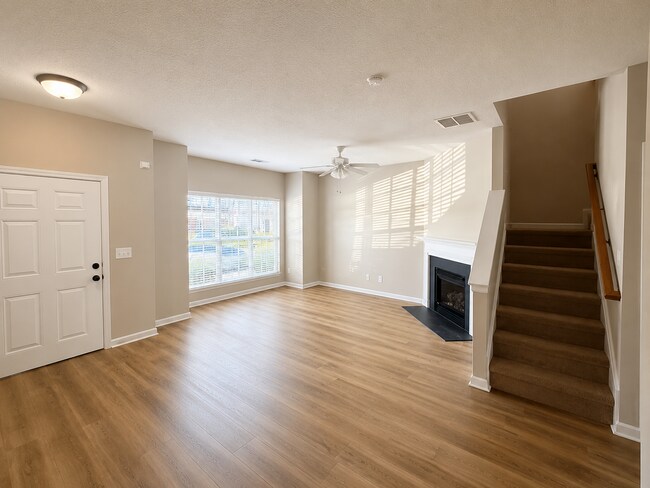 Foto del edificio - Three bedroom, 2.5 bath townhome in Whitsett