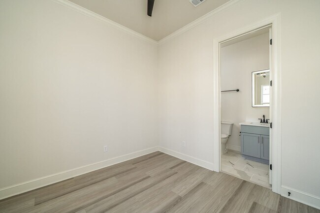 Building Photo - Exquisite 3-bedroom, 3.5-bath, 2-car garage townhome in downtown Tyler!