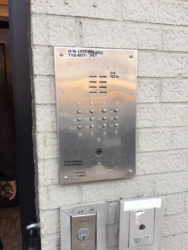 Foto del edificio - 65 Malcolm X Blvd