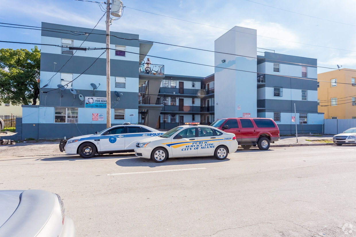 Building Photo - Pelican Apartments