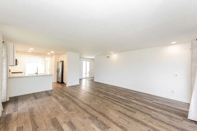 Building Photo - Modern 3 Bed / 2 Bath Turnkey Home with Exceptional Amenities!