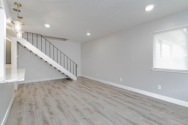 Building Photo - Fully Updated 2 Bedroom 1 Bath Condo