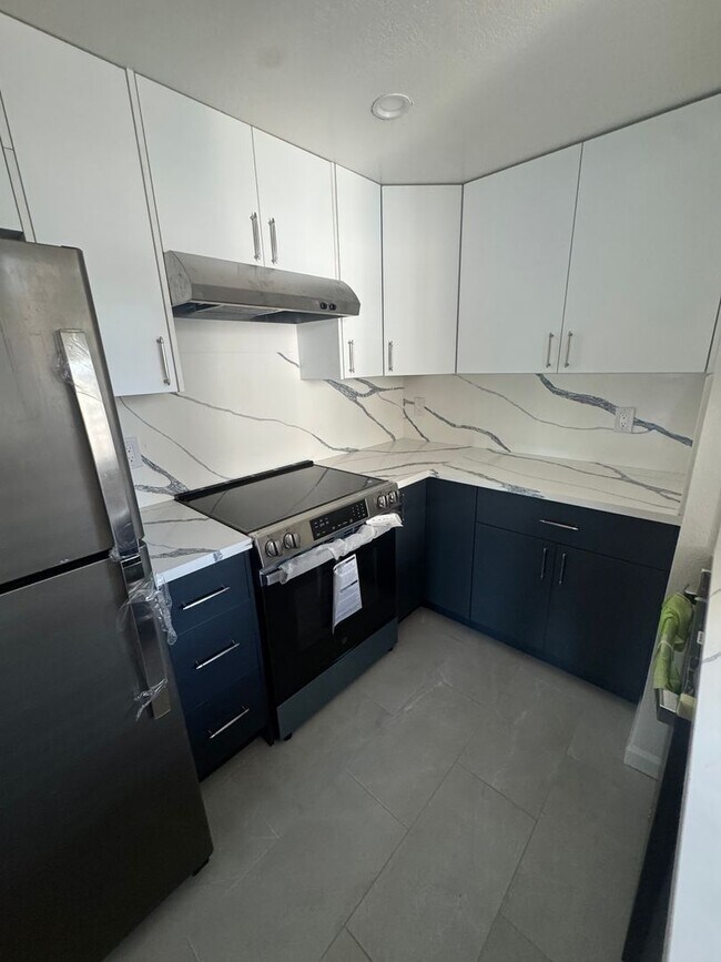 Building Photo - Beautifully Updated 2BD/2BA Condo | In-Unit Laundry, Garage & Greenbelt Views