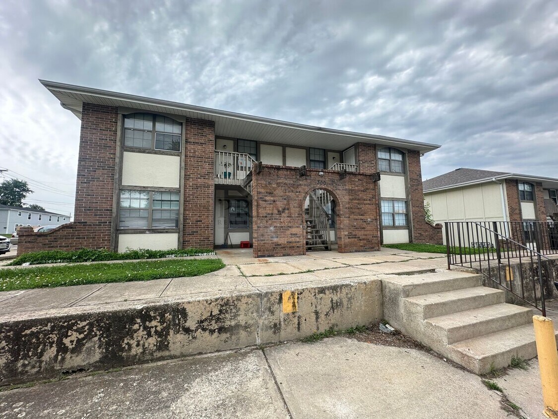 Primary Photo - 300 W Montgomery St