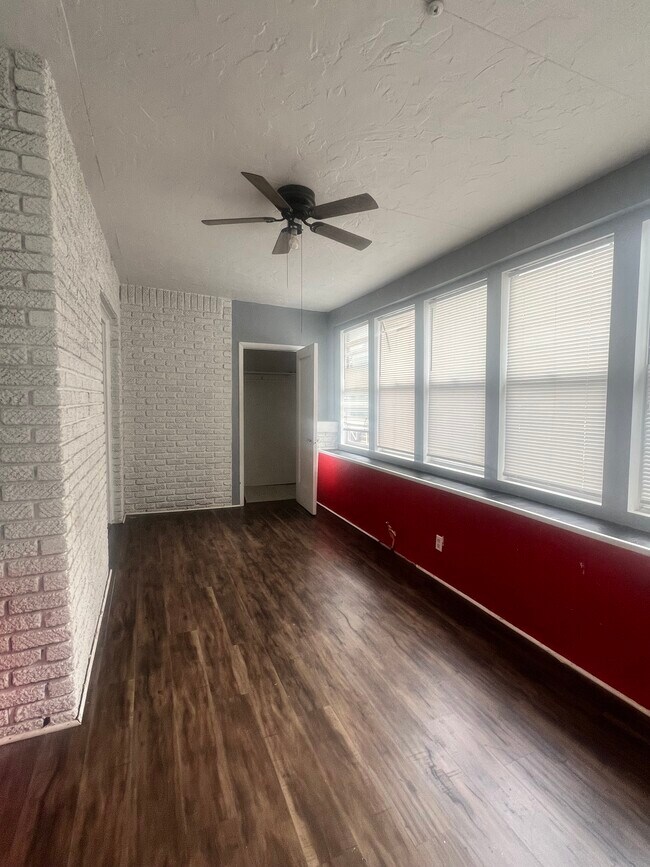 Foto del edificio - 408 N Park Blvd
